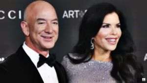 Jeff Bezos si Lauren Sanchez, viitoarea sa sotie (captura Youtube)